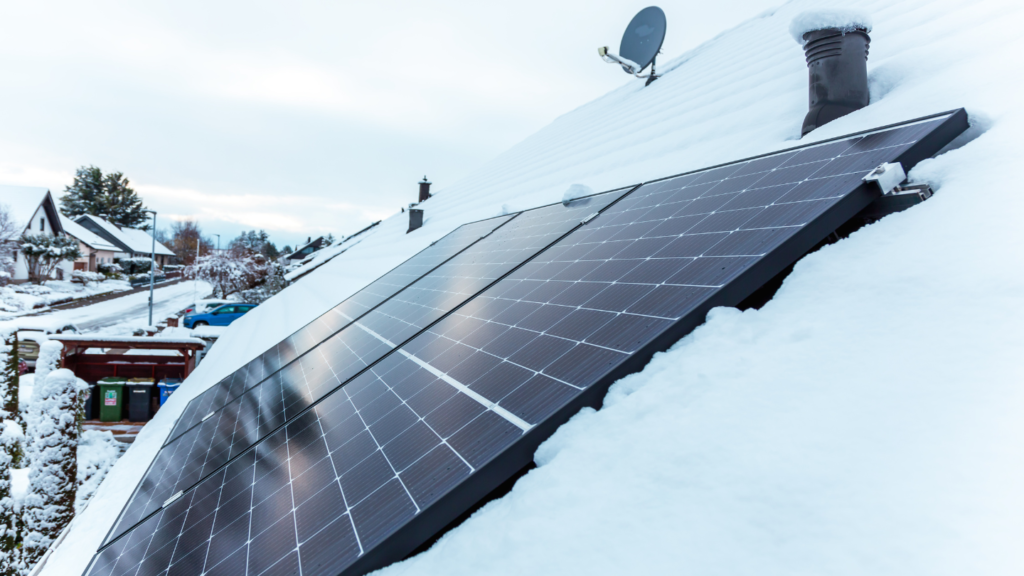 Photovoltaikanlage im Winter vom Schnee befreien – sinnvoll oder riskant?